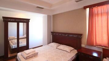 1 habitación, escritorio, tabla de planchar con plancha y wifi