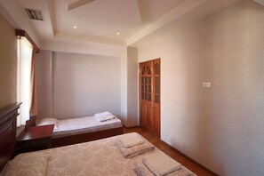 1 dormitorio, escritorio, tabla de planchar con plancha y wifi