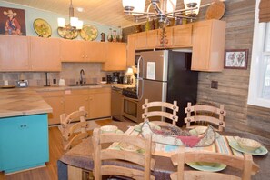 Fridge, microwave, dishwasher, coffee/tea maker - Dos_rios_retreat (Red River)