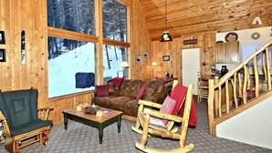 Flat-screen TV, fireplace, DVD player - Copper_creek_chalet (Red River)