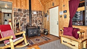 Flat-screen TV, fireplace, DVD player - Copper_creek_chalet (Red River)