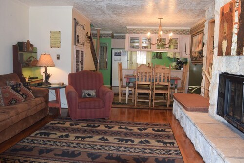 Claim_jumper_townhouse_20