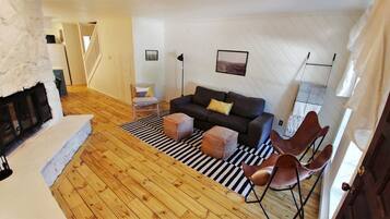 Rumah | Area keluarga | TV layar datar, perapian, dan pemutar DVD