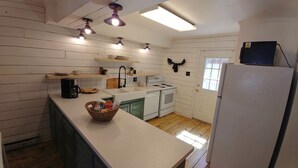 House | Private kitchen | Coffee/tea maker, fridge, microwave, dishwasher - Claim_jumper_townhouse_15 (Red River)