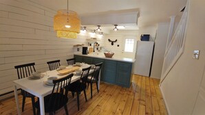 House | In-room dining - Claim_jumper_townhouse_15 (Red River)