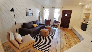 House | Living room | Flat-screen TV, fireplace, DVD player