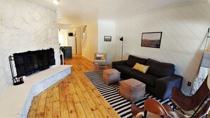 Flat-screen TV, fireplace, DVD player - Claim_jumper_townhouse_15 (Red River)