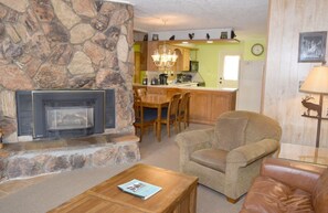 House | Living area | Flat-screen TV, fireplace, DVD player - Claim_jumper_townhouse_19 (Red River)