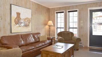 House | Living area | Flat-screen TV, fireplace, DVD player