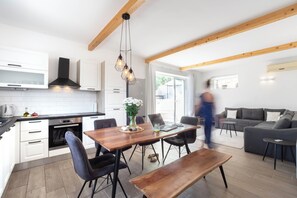 Panorama villa, 3 slaapkamers, privézwembad, uitzicht op zee | Privékeuken | Een koelkast/vriezer, een magnetron, een oven, een kookplaat