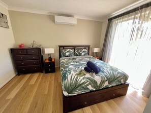 4 habitaciones, tabla de planchar con plancha y cuna de viaje 