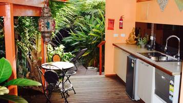 Täysikokoinen jääkaappi, mikroaaltouuni, uuni, liesi