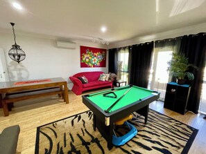 Televisión, videojuegos, reproductor de DVD, libros