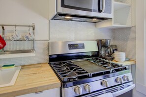 Een koelkast, een magnetron, een oven, een kookplaat