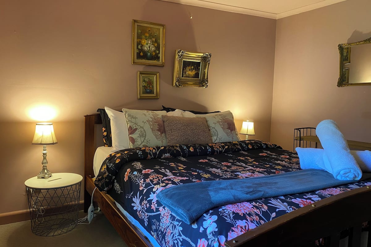 Salt Spring 3 Bedrooms | Premium bedding, down comforters, iron/ironing board, WiFi (free)