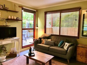 อพาร์ทเมนท์, เตียงคิงไซส์ 1 เตียง, วิวสวน | บริเวณนั่งเล่น | ทีวีจอแบน 35 นิ้ว พร้อมช่องดิจิตอล, ทีวี, เครื่องเล่นดีวีดี