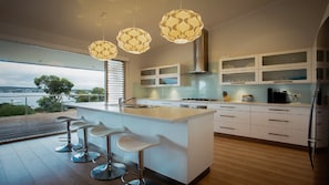Micro-ondes, four, lave-vaisselle, grille-pain