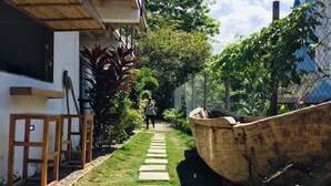 Un chemin menant à une maison, avec un bateau amarré sur le côté droit.
