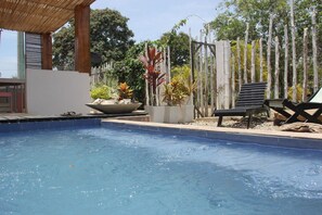 Una piscina al aire libre