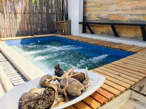Bañera de hidromasaje al aire libre