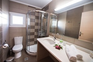 Regadera, amenidades de baño gratuitas, secadora de cabello, toallas