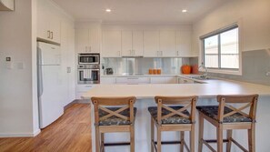 Mikroaaltouuni, uuni, astianpesukone, leivänpaahdin