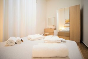 Appartement Ville, 1 lit double et 1 canapé-lit, non-fumeurs, vue ville | 1 chambre, literie de qualité supérieure, bureau, rideaux occultants