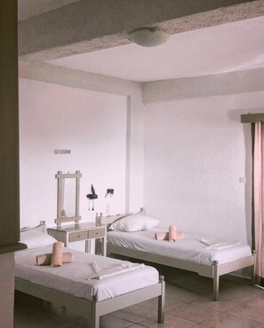 Quartos à prova de som, Wi-Fi de cortesia, roupa de cama