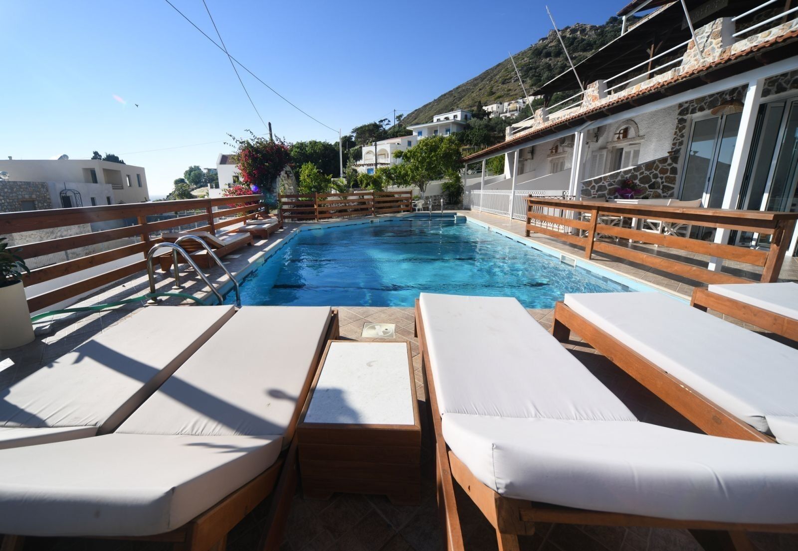 Una piscina al aire libre de temporada (de 08:00 a 20:00), sombrillas