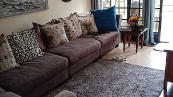 Deluxe Room | Living room | TV