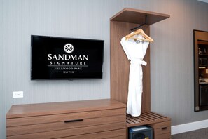 Standard Room, 1 King Bed | In-room safe, desk, laptop workspace, iron/ironing board