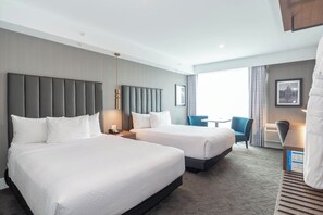 Rom – standard, 2 queensize-senger | Safe på rommet, skrivebord og skrivebord for bærbar PC