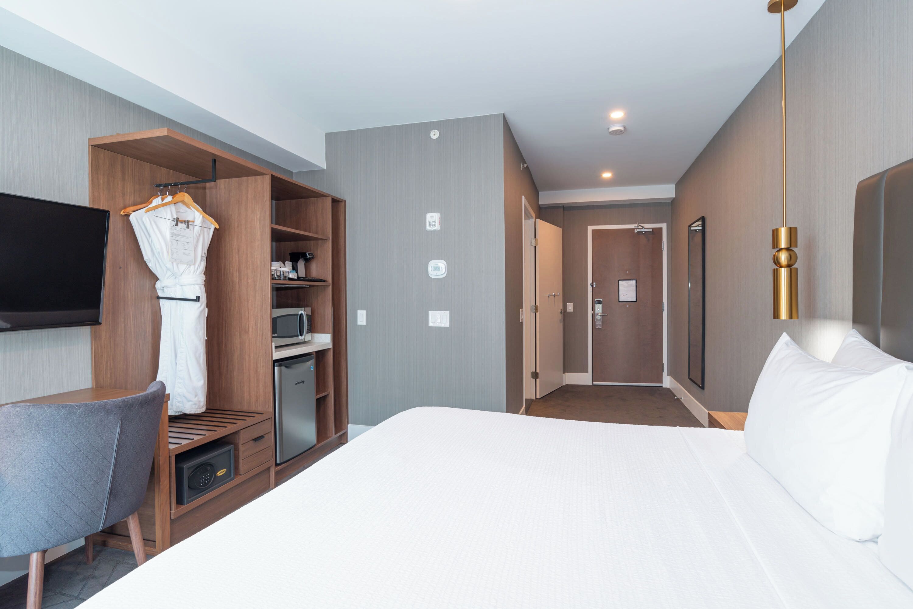 accessible room, 1 king bed | 1 bedroom, in-room safe, desk, laptop workspace