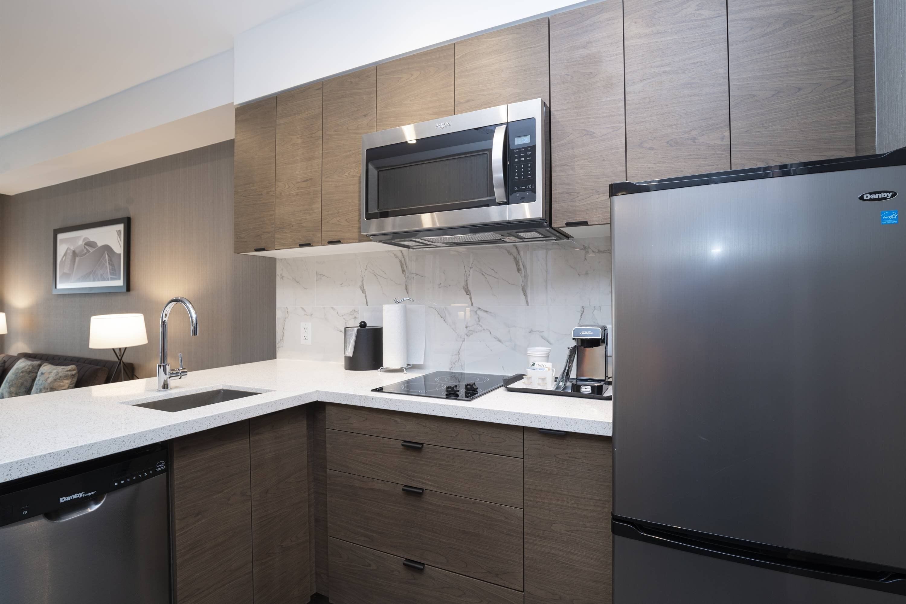 standard suite, 1 king bed, kitchen | private kitchen | microwave, coffee/tea maker