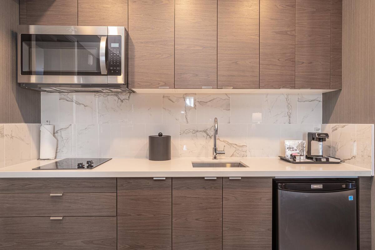 grand suite, 1 king bed with sofa bed, kitchenette | private kitchenette | fridge, microwave, coffee/tea maker