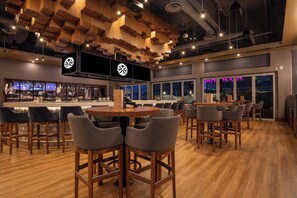 Breakfast, lunch and dinner served - Sandman Signature Ottawa Airport Hotel (Ottawa)
