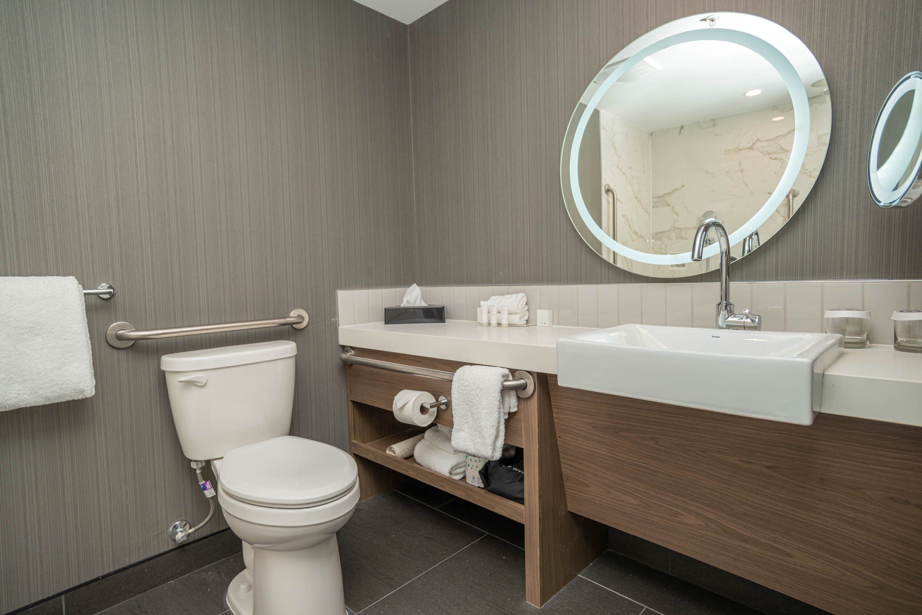 standard room, 1 king bed, accessible | bathroom | free toiletries, hair dryer, bathrobes, towels