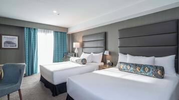 Standard-huone, 2 keskisuurta parisänkyä | Ylelliset vuodevaatteet, pillowtop-patjalliset sängyt, minibaari