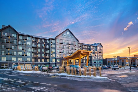 Exterior. Sandman Signature Ottawa Airport Hotel