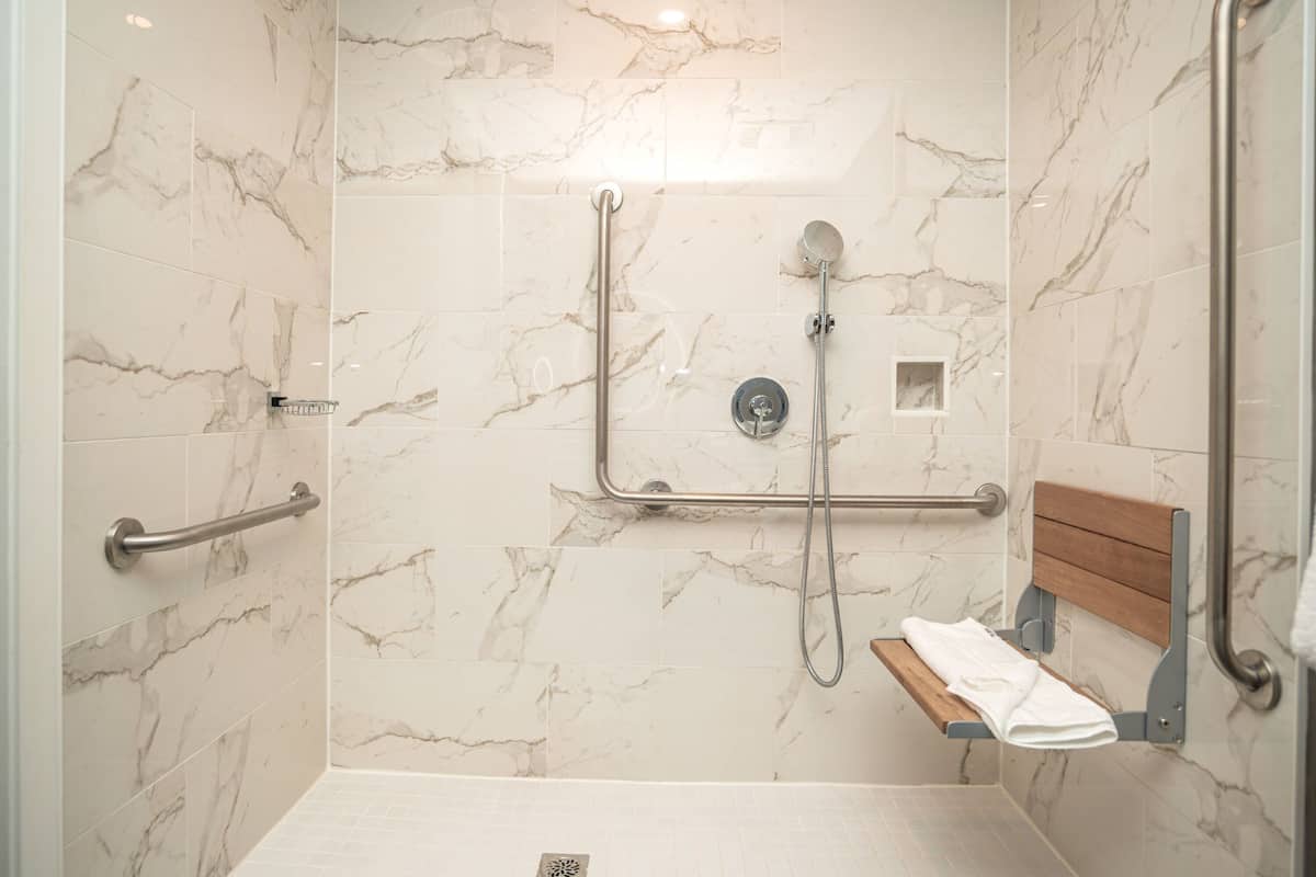 Standard Room, 1 King Bed, Accessible | Bathroom