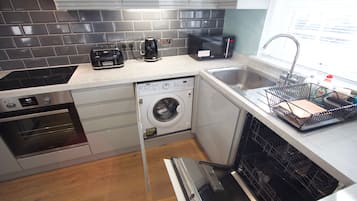 Apartment, 2 Bedrooms | Microwave