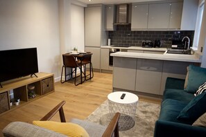 Appartement, 2 chambres | Aire de séjour | Téléviseur à écran plat