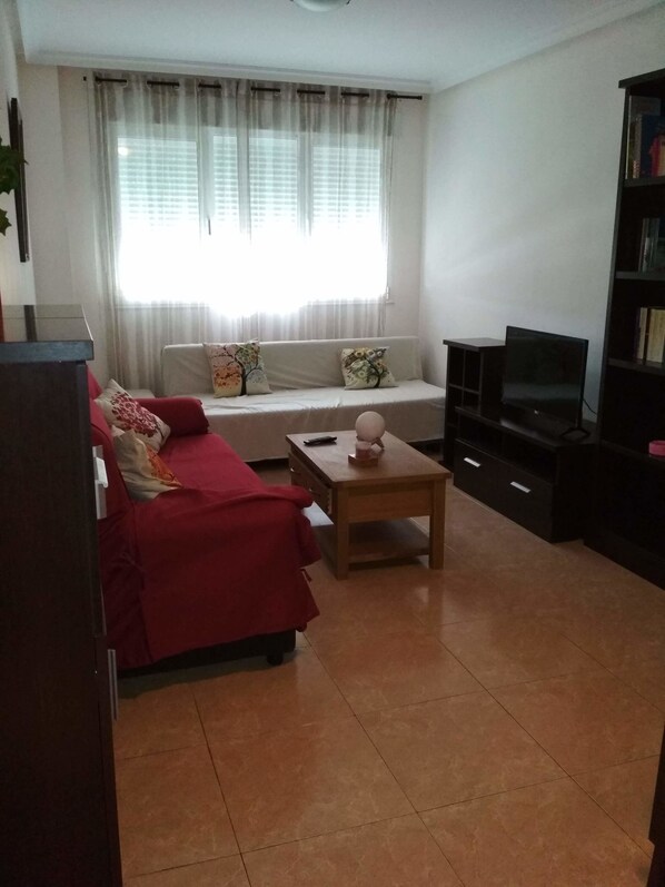 Departamento, 2 habitaciones | Área de sala de estar | Televisión de pantalla plana 
