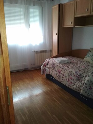 Departamento, 2 habitaciones | Muebles diferentes, cortinas blackout y tabla de planchar con plancha 