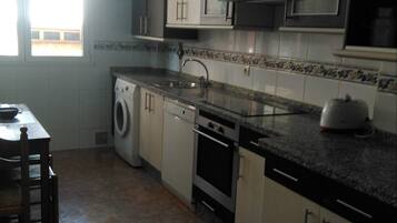 Appartement, 2 chambres | Cuisine privée | Grand réfrigérateur, micro-ondes, four, plaque de cuisson