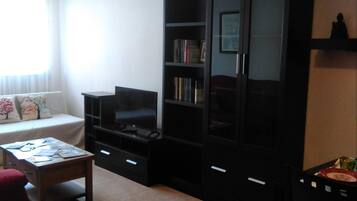 Apartament, 2 dormitoris | Sala d'estar | Televisor de pantalla plana