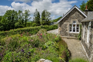 Property grounds - The School House, Coryton - a peaceful retreat  (sleeps 6+toddler) (Devon)