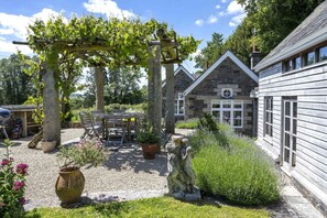 Outdoor dining - The School House, Coryton - a peaceful retreat  (sleeps 6+toddler) (Devon)