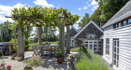 The School House, Coryton - a peaceful retreat (sleeps 6+toddler)