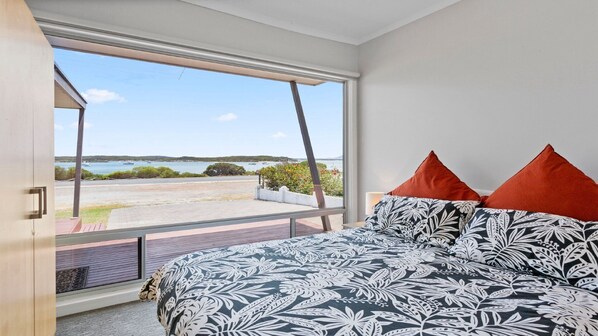 4 bedrooms - Beachview - Special Location Looking Over The Bay (COFFIN BAY)